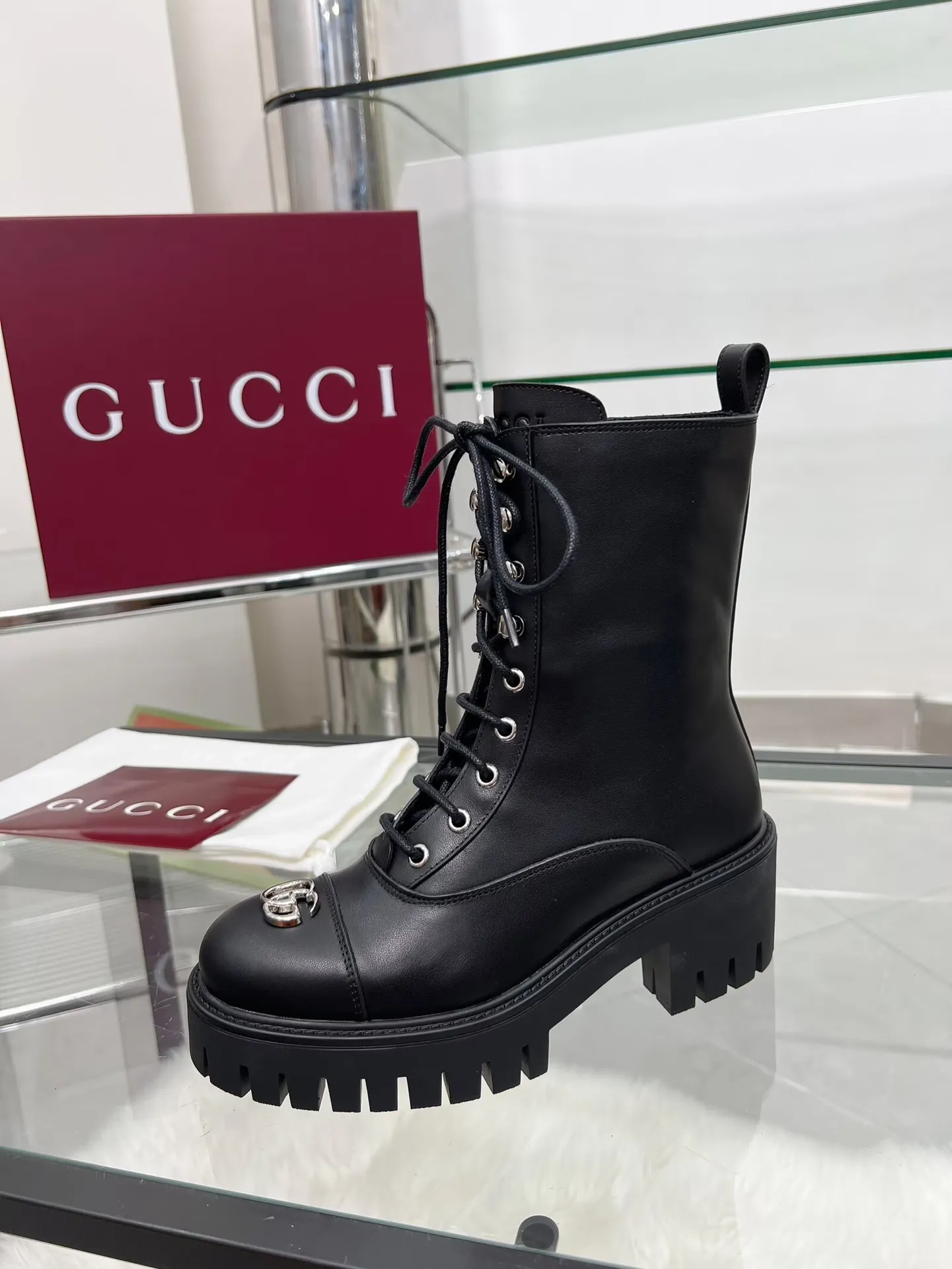👟👟Ex-factory price 660👟👟 New version of Gucci GUCCI hot sale✅Ankle boots 🎉Very easy to match👍Specially showing retro British style, advanced 3D printing, front Gucci buckle decoration💎LOGO✅ Fabric: imported cowhide🐂 Inner/foot pads: cow lining Color: black green Size: 35-42 {2 heads need to be customized} Heel height: 5cm TPU outsole Packing: Comes with card and cloth bag.